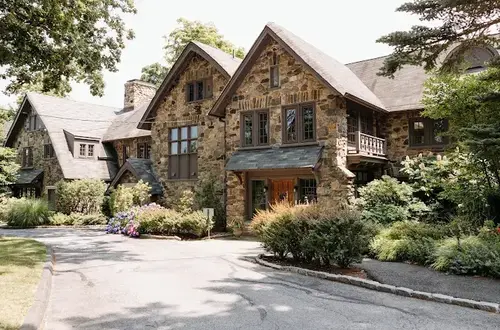 Bet Am Shalom Synagogue in White Plains, New York installed a Prism 12×12 as the heart of a public address/reinforcement system with four main zones.