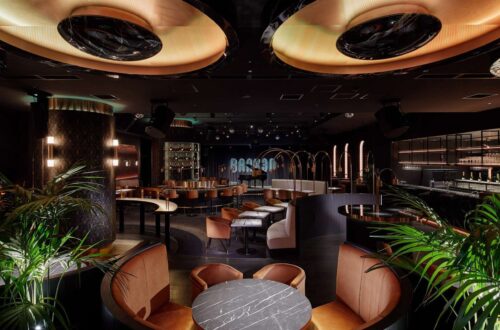 BANK30 is an urban luxury lounge on Tokyo Bay offering high-quality cuisine and performances that needed high quality AV system delivering premium experiences.