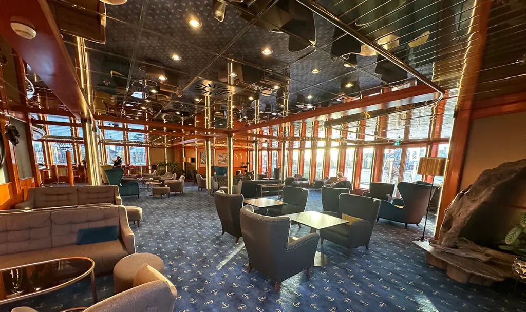 Yacht lounge 1024x608